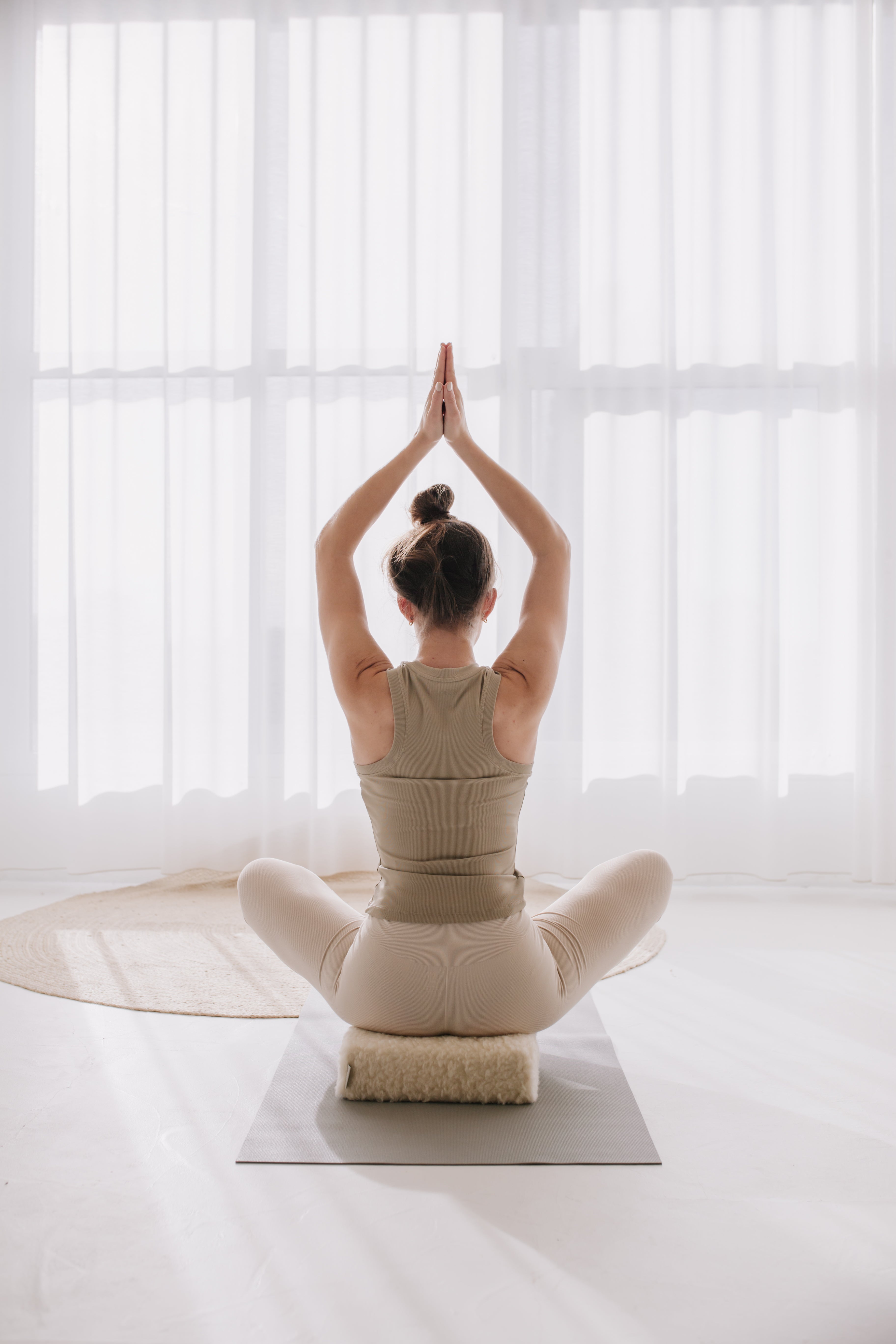 Frau in Yogahaltung
